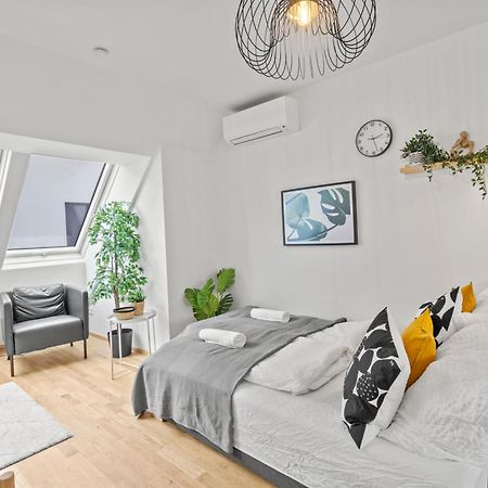1 Min To Public Transport - 3 Min To Supermarket And Pharmacy - On-Site Parking For 19,90 Eur Vienna Exterior photo